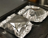Foto del paso 1 de la receta: Bacalao en papillote con tinta de calamar, gambas picantes y un toque de humo