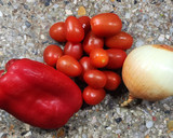 Foto del paso 1 de la receta: 🍅🧅🫑Salsa criolla - salsa vinagreta de tomate, cebolla y morrón 🫑🧅🍅