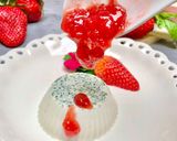 Foto del passaggio 5 della ricetta Panna cotta al basilico con composta di fragole