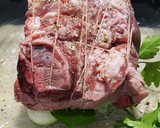 Foto del paso 1 de la receta: Ternera al horno (roast beef) con chalotas y patatas asadas