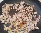 Foto del passaggio 2 della ricetta Spaghetti ai due funghi
