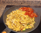 Foto del paso 3 de la receta: Pasta con pollo, calabacín y tomate