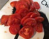 Une image de l'étape 3 de Salade de tomates grappe et concombre Noa à l oignon blanc d Italie et aromates de la mer.