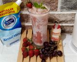Foto langkah ke 3 dari resep Juice Anggur & Strawberry.