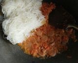 Foto langkah ke 4 dari resep Bihun Wortel Sosis.
