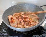 Hình bước làm 2 của món Mì Quảng Gà Tôm Trứng