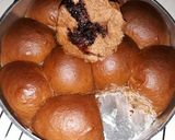 Foto langkah ke 6 dari resep Roti Kasur Coklat isi Coklat Dan Vanila.