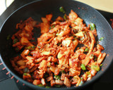 Foto langkah ke 6 dari resep Kimchi Bokkeumbab Nasi goreng Korea.