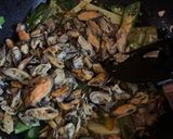 Foto langkah ke 2 dari resep Oseng Kerang Pedas Manis 🦪🌶.