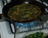 Foto del paso 4 de la receta: Tortilla de espinaca rellena con quesos acompañada de una sopa montañesa y pan casero