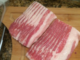 Csirkemáj baconben, hagymás vörösáfonya ágyon