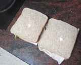 Foto del paso 3 de la receta: Sándwich de pechuga de pavo, ensalada, huevo duro y mayonesa