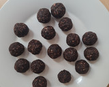 Foto del paso 4 de la receta: Bolitas de chocolate saludables 3 ing. 🍫 Ideal para hacer con infantes 🧒🏽 ♥️ 👧🏽 Sin azúcares agregados