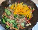 小黃瓜甜椒炒肉絲的食譜步驟6照片