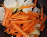 Foto del paso 2 de la receta: Verduras salteadas, salmón y arroz trufado