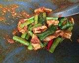 รูปขั้นตอนการทำที่ 4 ของ ผัดพริกแกงหมูถั่วฝักยาว