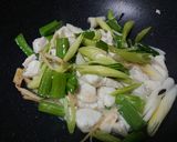 石班魚炒蒜苗的食譜步驟2照片