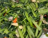 Foto langkah ke 4 dari resep Tumis kangkung warna tetap hijau.