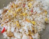Foto langkah ke 4 dari resep Nasi Goreng Solaria ala Devina Hermawan.