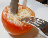 Foto del paso 11 de la receta: Tomate relleno de gambas, setas, salmón y queso