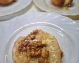 Foto del passaggio 4 della ricetta Pere al forno con zola, noci e miele