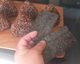 Foto del paso 4 de la receta: Onigiri de quinoa roja rellenos de verduras 🥑🫑