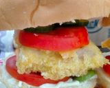Hình bước làm 2 của món Hamburger ức gà sốt teriyaki và ức gà bọc phô mai chiên xù