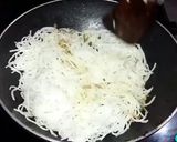 A picture of step 3 of Egg chicken chowmein.