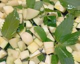 Foto del passaggio 3 della ricetta Riso basmati con seppia arrostita zucchine e menta