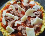 Foto del paso 7 de la receta: "Pizza" con base de coliflor al sartén🍕🧀🍖🥫🍅
