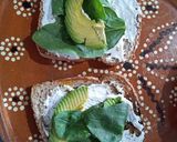 Foto del paso 1 de la receta: Pan tostado con Kéfir y espinacas. 🍞🥛🌱