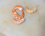 Foto del paso 2 de la receta: Ensalada de arroz con atún, pimiento, langostinos y huevo duro