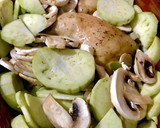 Foto del paso 4 de la receta: Pollo al horno con champiñones y calabacín