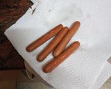 Foto del paso 2 de la receta: Huevos fritos con papas fritas y salchichas