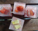 Foto langkah ke 4 dari resep Puding Susu Stroberi.