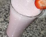 A picture of step 4 of Strawberry milkshake.