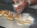 Triangulos de hojaldre rellenos de nata