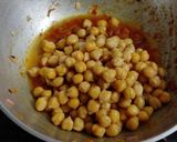 A picture of step 5 of Dry chana massala.