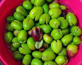 Foto del paso 2 de la receta: Aceitunas gordales en un aliño de hierbas aromáticas infusionada