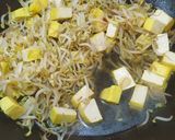 Foto langkah ke 2 dari resep Isi Piringku - Nasi Dengan Tumis Tahu Tauge.