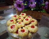 Foto langkah ke 6 dari resep Thumbprint cookies with strawberry jam.
