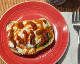 Foto del paso 4 de la receta: Tostada con huevo, aguacate y siracha