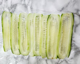 Foto del paso 1 de la receta: Rollitos de pepino, salmón y aguacate