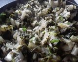 Foto del paso 2 de la receta: Empanada🥧 con relleno de arveja, huevo🍳, acelga🌿 y puerro🌰...🤔