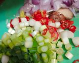 Foto langkah ke 3 dari resep Tumis kerupuk kulit.