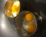 Foto del paso 5 de la receta: Salteado de espárragos de temporada con gamba congelada, pechuga de pollo y huevos de codorniz