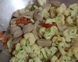 Foto langkah ke 3 dari resep Tumis Bakso Kembang Kol.