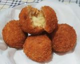 Foto langkah ke 5 dari resep Bola-bola Nasi Mozarela.