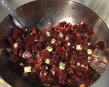 Une image de l'étape 8 de Salade de betteraves aux tomates, bleu d'Auvergne et herbes sauce balsamique.