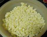 Foto del paso 1 de la receta: Tortilla de papas con cebolla sofrita y perejil picado y ensalada